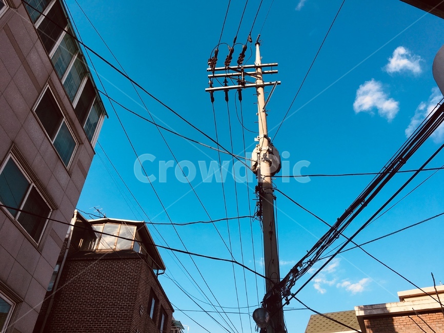따뜻함,따뜻,하늘,전봇대,기둥,전선,파랑,하늘색,건축물,건물외관,exterior,building,structure,architecture,construction