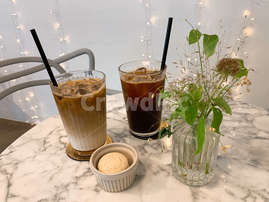 카페,디저트,커피,라떼,마카롱,후식,꽃병,식물,조명,대리석,분위기,cafe,dessert,coffee,latte,macaron,plant,light,mood