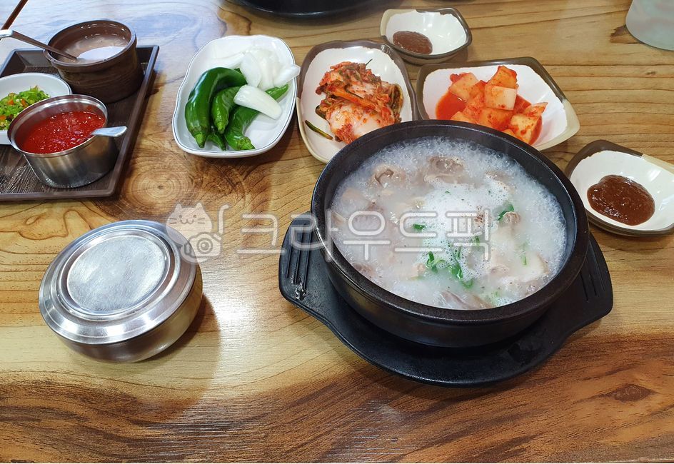 순대국,순대국한상,해장국,고추,양념장,김치,깍두기,쌈장,양파,나무테이블,새우젓,고추다데기,밥,공기밥,뚝배기,뜨거운음식,해장음식,음식,요리,식사,술안주,국물요리,그릇,한끼식사,bowl,dish,접시,food,meal,cook