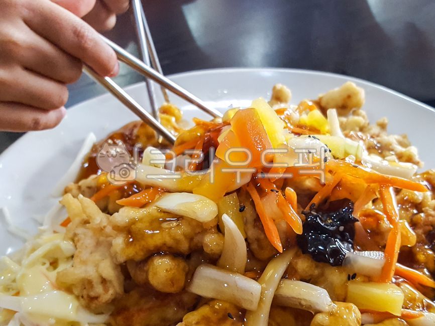 chinesefood,sweetandsourporksweet and sour pork,Sweet and sour meat,Chinese food,pork,swell,food,Sweet and sour glutinous rice,Chinese cuisine,person,ingredients,Sweet and sour pork,Korean style,Chinese restaurant