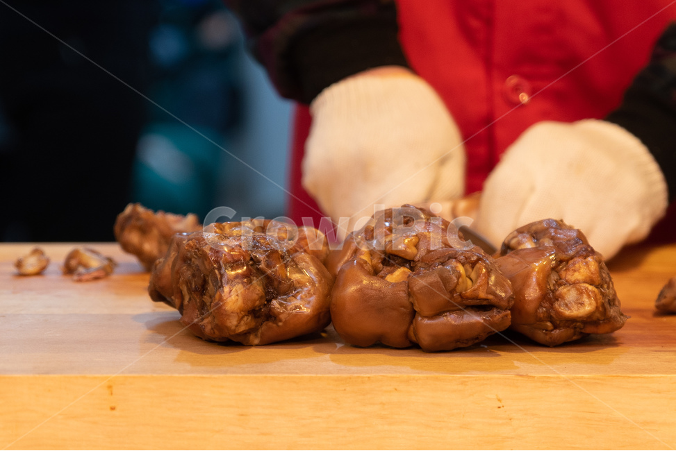 음식,족발,돼지,고기,돼지고기,사람,인물,인간,human,person,신체일부,몸,body,음식,식재료,요리,food,cook,meal,dishes,food reserves,육류,고기,meat,한식,한국음식,한국요리,korean food,korean dishes,korean meal,korean cook