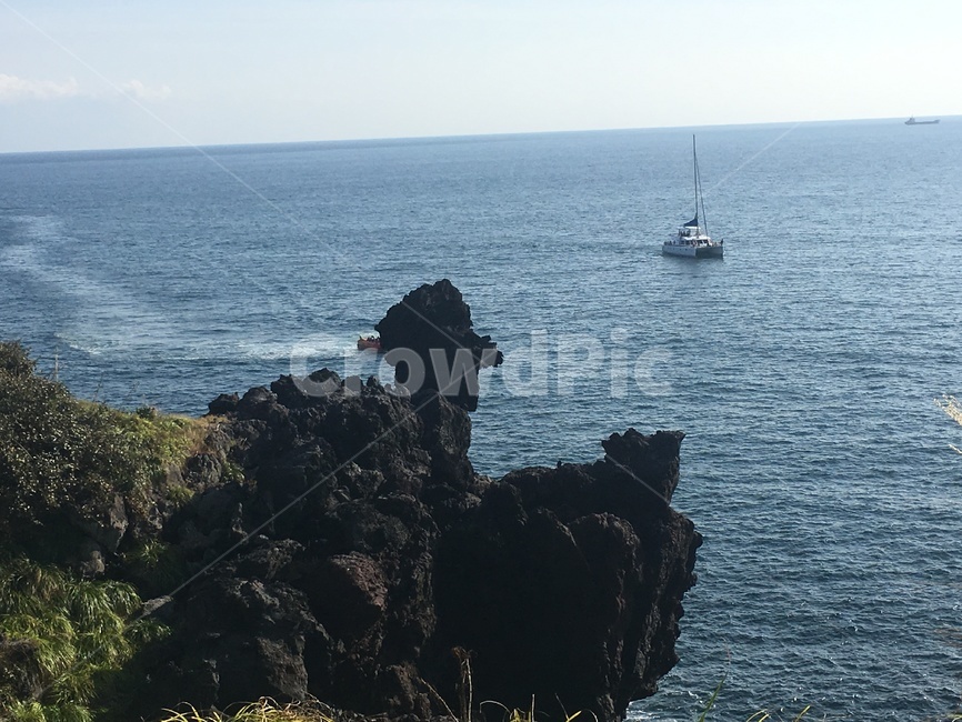제주도,해안가,낚시,바다,가을풍경,자연,풍경,nature,landscape,promontory,곶,vehicle,차량,transportation,교통,boat,보트,ocean,대양,sea,water,물,outdoors,옥외,cliff,낭떠러지,land,땅