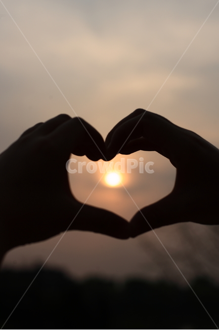 석양,일몰,하트,손,해,사람,인물,인간,human,person,신체일부,몸,body,손,제스처,표시,손짓,표현,gesture,hand,sign,expression,감정표현,기분,feeling,emotion,인물실루엣,사람실루엣,character silhouette,human silhouette