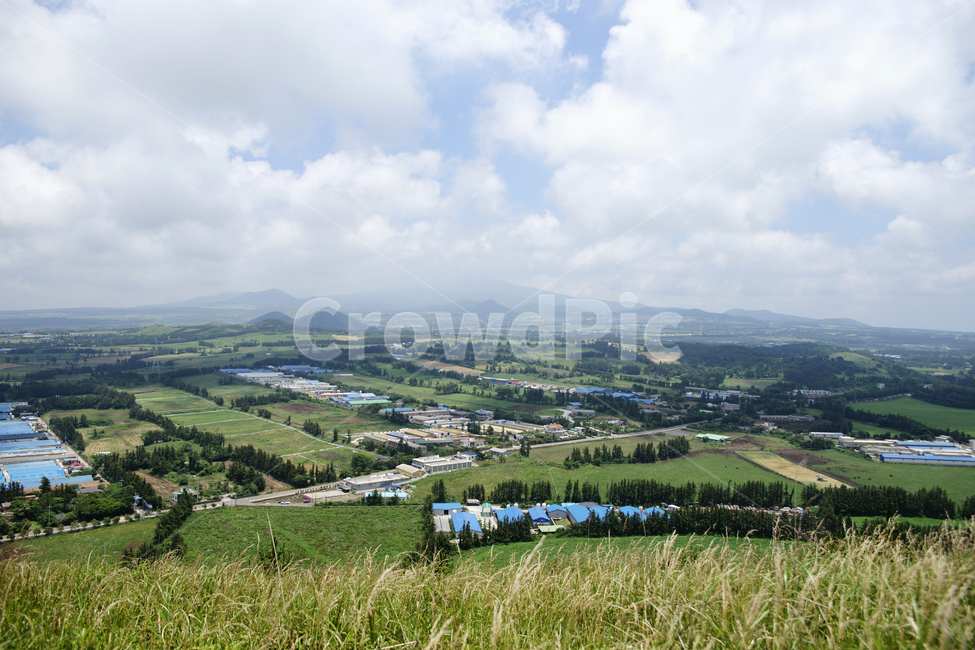 nature,자연,outdoors,옥외,scenery,경치,landscape,aerialview,조감도,제주,제주도,하늘,구름,여름,맑음,맑은날,지평선,풍경,오름,금악오름,시골,마을,풍경,landscape,country,rural,town