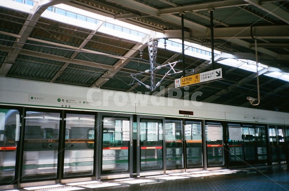 지하철,출근길,퇴근길,기다림,희망,필름카메라,필름,햇살,교통,교통수단,traffic,transportation