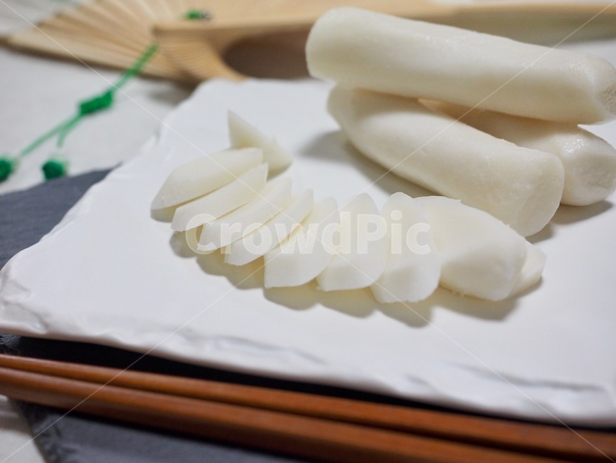 떡국떡,가래떡,설날음식,추석음식,명절음식,명절,한국음식,식품,한식,한국문화,한국,배경,음식문화,웰빙,문화,아시아,아시아음식,접시,전통,설날,추석,음식,떡,흰색,한국전통,한국문화,korean traditional,korean culture,음식,식재료,요리,food,cook,meal,dishes,food reserves