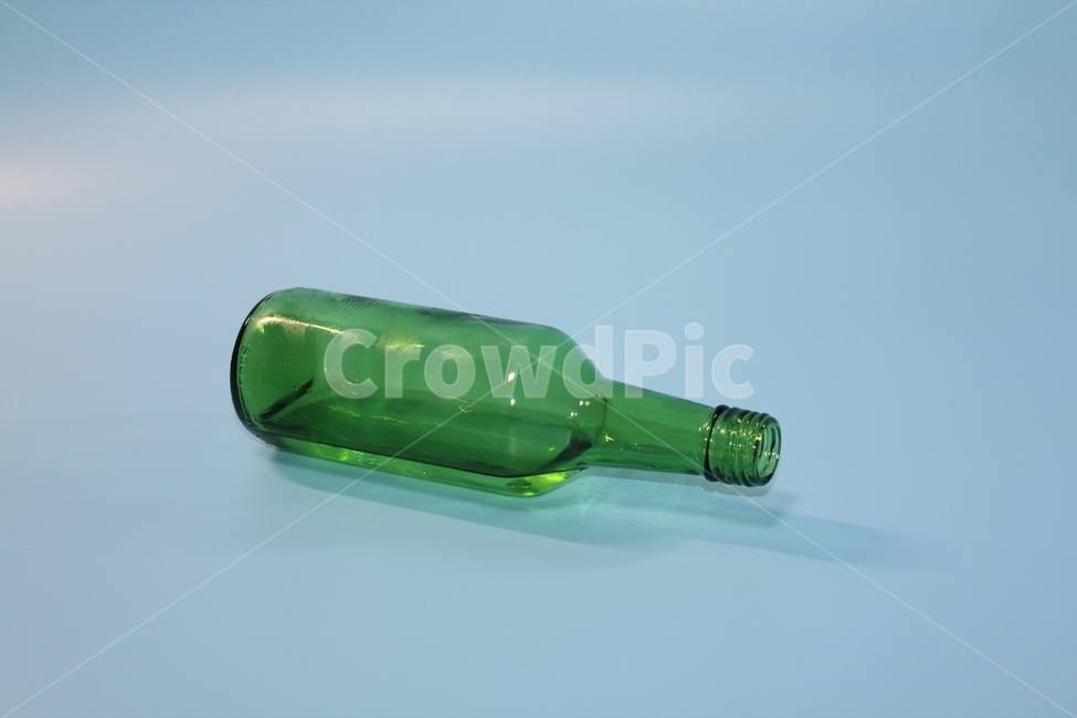 소주,술,소주병,술잔,소주잔,알콜,음주,술,주류,alcohol,사물,물건,오브젝트,thing,object,matter,연출,컨셉,콘셉,direction,concept