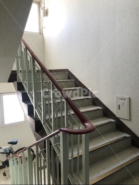 banister,handrail,난간,계단,railing,staircase,아파트,이웃,층계