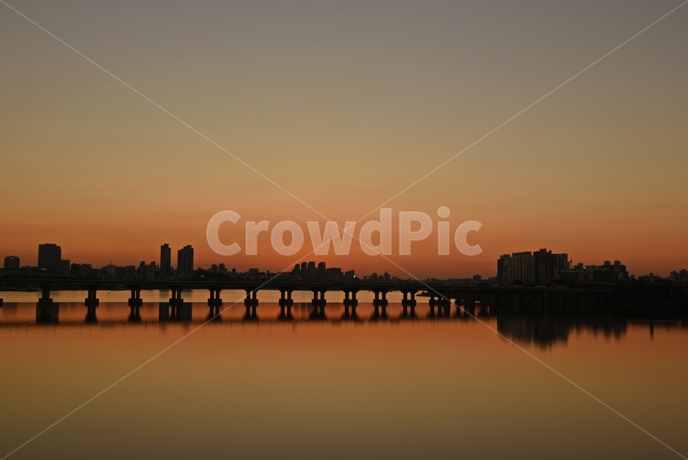노을,석양,가을,주황,강,강가,서울,빌딩,하늘,교량,다리,건물,물든,따뜻한,저녁,오후,한강,도시,풍경,city,landscape,한국도시풍경,한국도시경관,korea cityscape,실루엣,그림자,silhouette,shadow,water,물,waterfront,워터 프론트,port,포트,dock,독,pier,교각