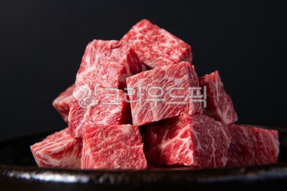 steak,raw meat,beef,marbling,Korean beef,cube steak,close-up,food,meal,raw,fresh,bright red,fresh