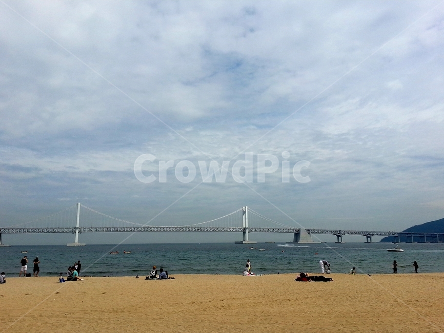 부산,광안리,광안대교,해수욕장,바다,하늘,구름,사람들,모래사장,모래,휴식,수평선