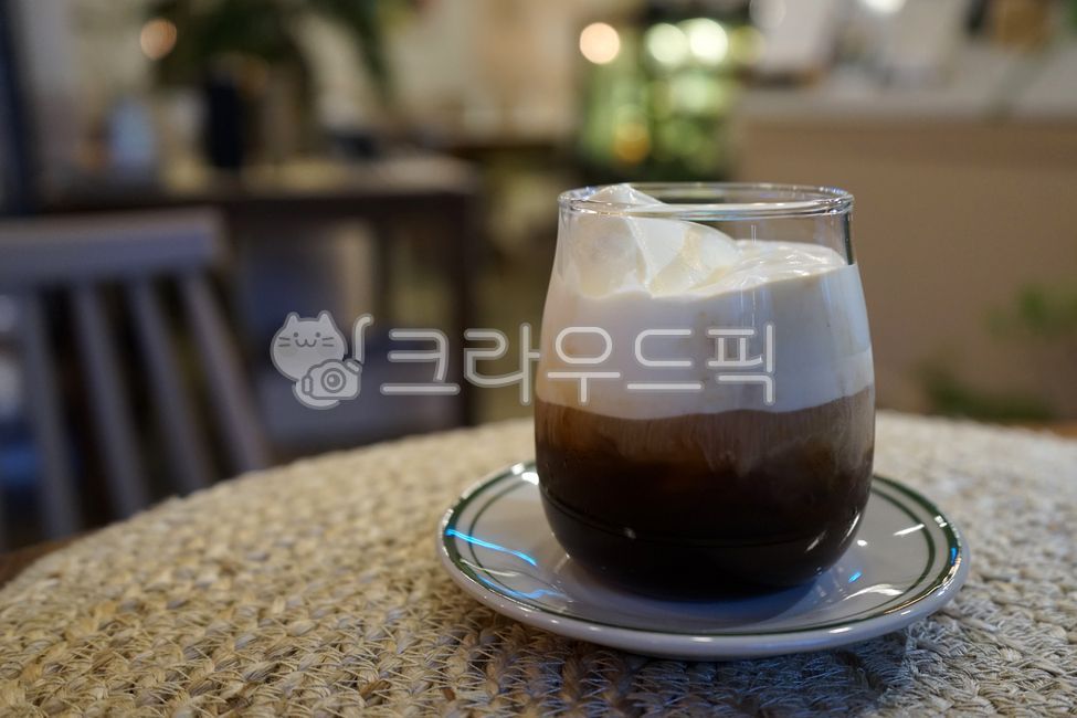 커피,카페,아인슈페너,비엔나커피,크림,음료,음식,food,beverage,cream,coffee,cafe,viennacoffee,원목테이블,나무,wood,woodentable,table,유리컵,컵받침,감성