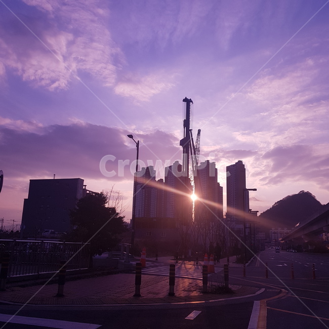 하늘,구름,공사장,햇빛,보라,공사,도시,풍경,city,landscape,한국도시풍경,한국도시경관,korea cityscape,산업,industry,industrial,건설업,건축업,construction industry,flare,플레어,light,빛,metropolis,중심지,building,건물,시티,town,urban,어반,nature,자연,sunlight
