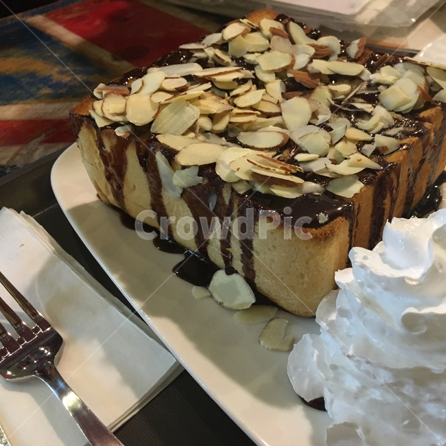 허니브레드,빵,초코시럽,음식,아몬드,생크림,bread