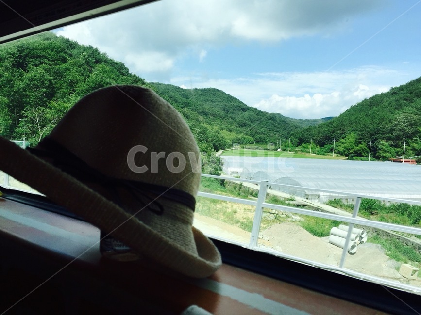 기차,모자,감성,들판,비닐하우스,train,여름,하늘,산,자연,ㅜ름,여름배경,밀짚모자