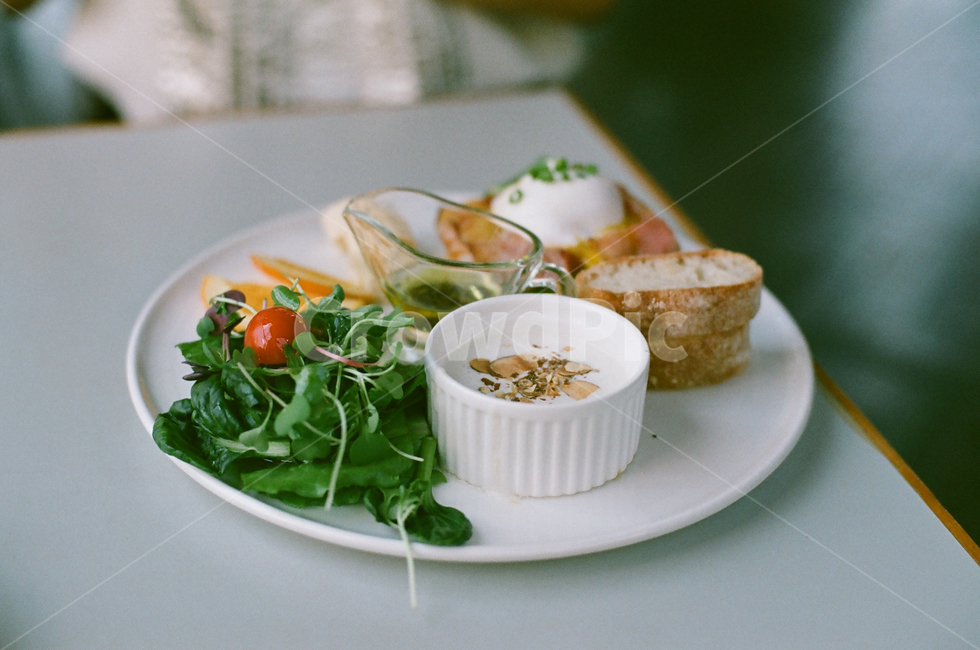 브런치,브런치카페,샐러드,바게트빵,하얀접시,음식,식재료,요리,food,cook,meal,dishes,food reserves,아침식사,조식,브런치,breakfast,brunch,감성,sensible,feeling