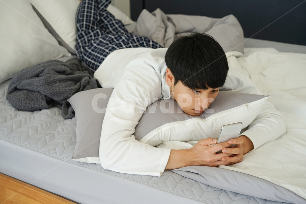 남성,남자,침대,침실,방,집,실내,휴식,휴일,핸드폰,모바일,휴대폰,집돌이,집콕,방구석,일상,사람,인물,인간,human,person,남성,남자,man,male