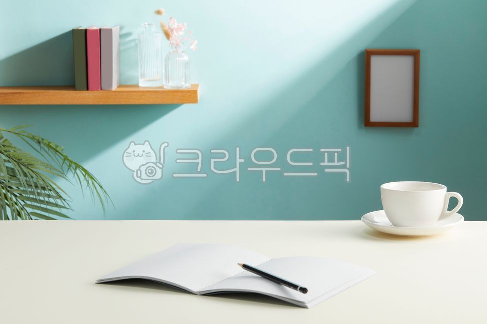 사무실,데스크,카피공간,정면,테이블,책상,비즈니스,업무,공부,메모,재택,재택업무,홈오피스,재택근무,정돈,아이디어,모던,다이어리,노트,공책,연필,수첩,펜,커피,음료,액자,파스텔,아웃포커스,야자수,야자나무,잎,잎사귀,햇살,태양,광선,창문빛