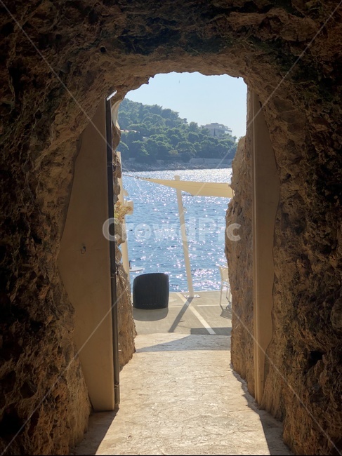 동굴,바다,해변,휴양지,구멍,빛,탈출구,exit,크로아티아,두브로브니크,여름,자연,풍경,nature,landscape,building,건물,bunker,벙커