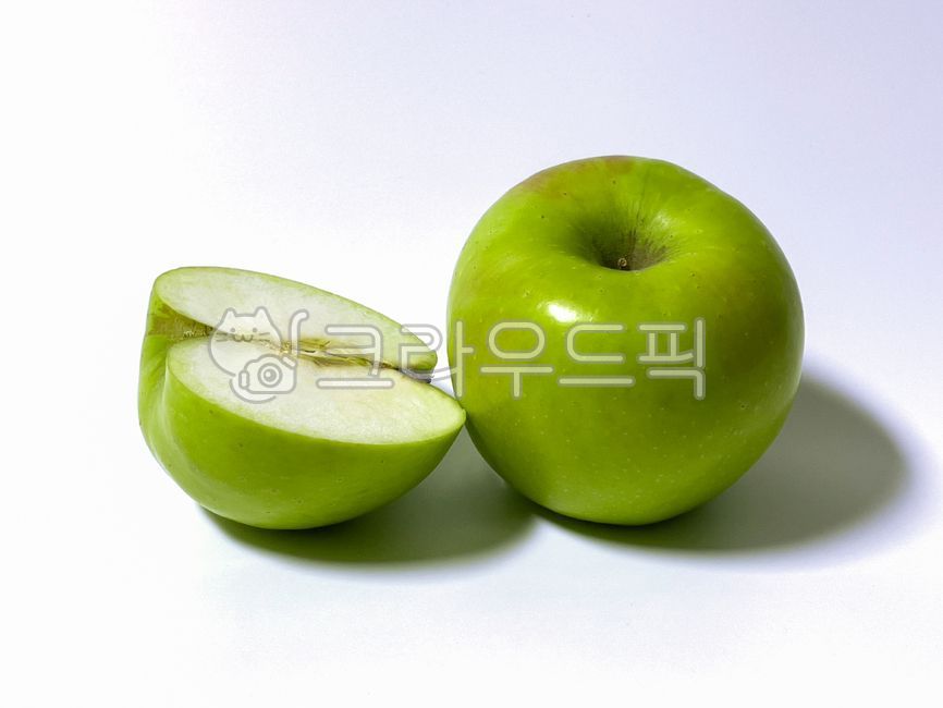 사과,청사과,싱싱한,과일,신선한,녹색,건강,식재료,맛있는,하나,한개,반쪽,자른,하얀배경,음식,간식,디저트,후식,열매,apple,food,fruit