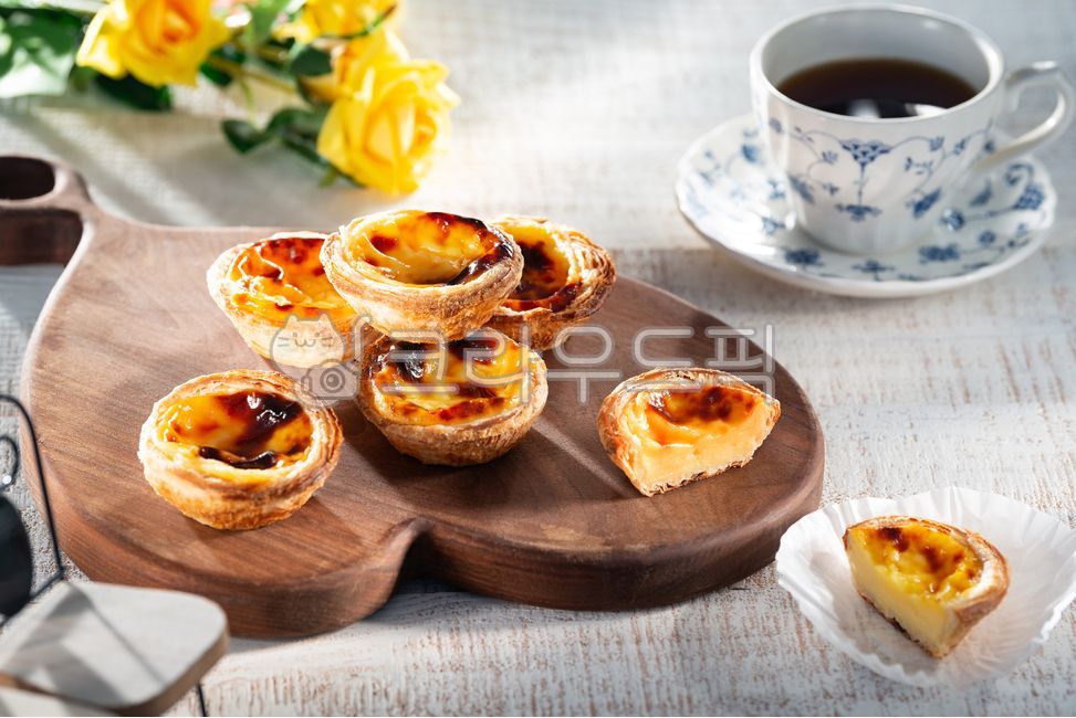 에그타르트,커피,파이,구운,디저트,크림,간식,맛있는,빵,먹을것,음식,자르다,달콤한,꽃