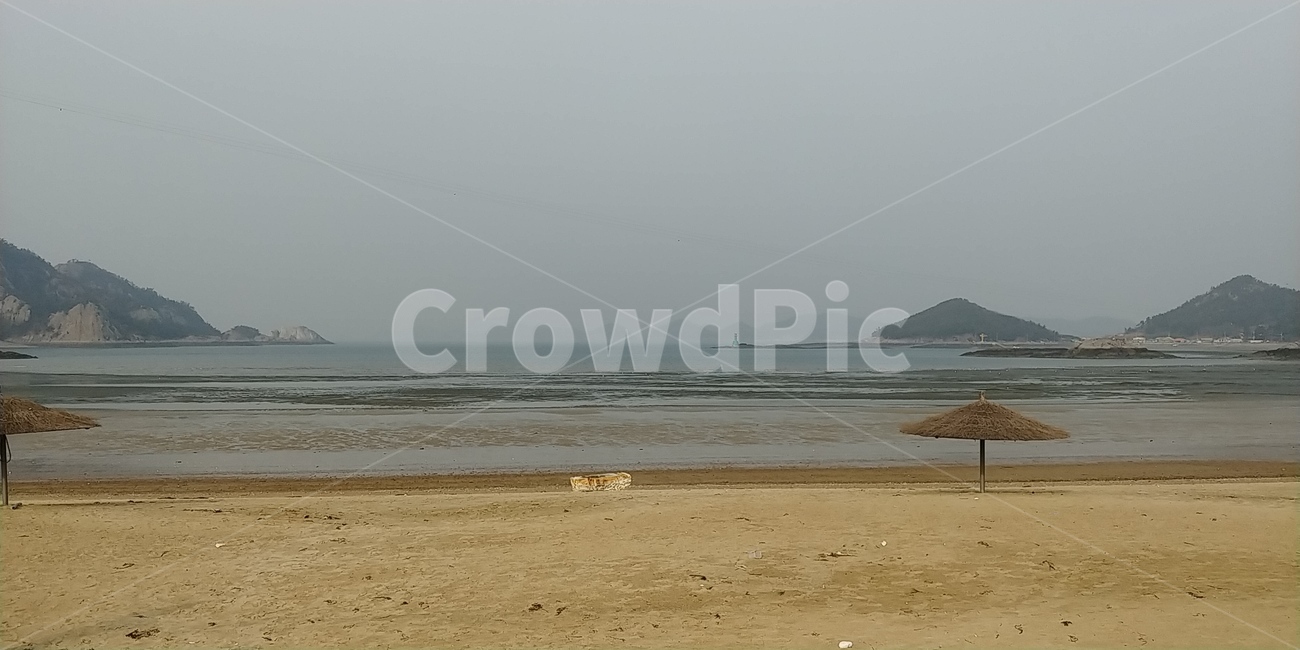 바다,모래사장,해안,파라솔,등대