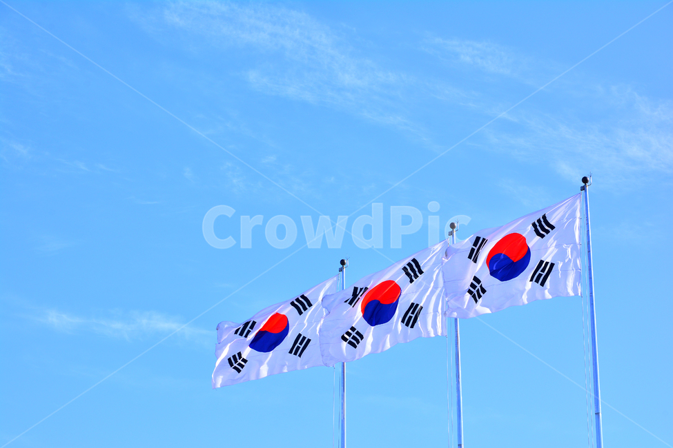 태극기,상징,국기,한국,대한민국,깃발,나부끼다,바람결,하늘,구름,캐릭터,펄럭이다,깃대,공원,바람,Koreanflag,korean,리듬,국가,나라,맑은날,3개,three,sky,blue,파란하늘,배경,바탕