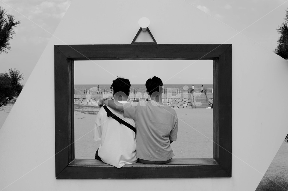 친구,액자,흑백사진,강문해변,컨셉사진,바다,자연,남자,뒷모습,nature,landscape,beach,sea,man,male,사람,인물,인간,human,person,남성,남자,man,male,흑백,모노톤,monochrome,black and white