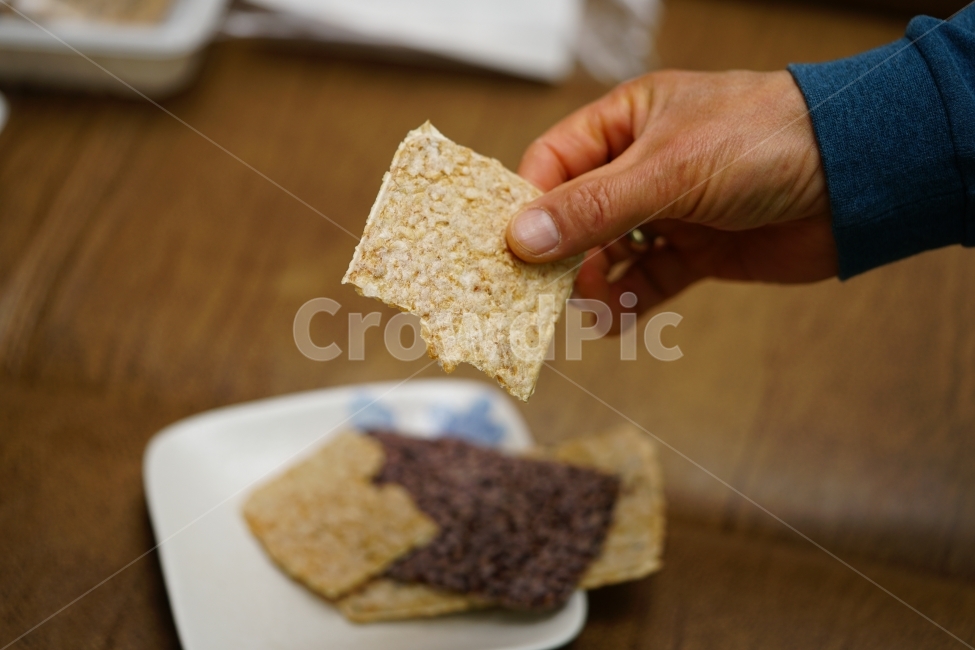 누룽지,간식,한국,코리아,korea,간식거리,간식추천,한국식,전통,바삭,식감,씹을거리,먹방,현미,곡물,먹거리,푸드,바삭함,일상,손,사람,인물,인간,human,person,신체일부,몸,body,음식,식재료,요리,food,cook,meal,dishes,food reserves,한식,한국음식,한국요리,korean food,korean dishes,korean meal,korean cook,디저트,간식,후식,dessert,snack