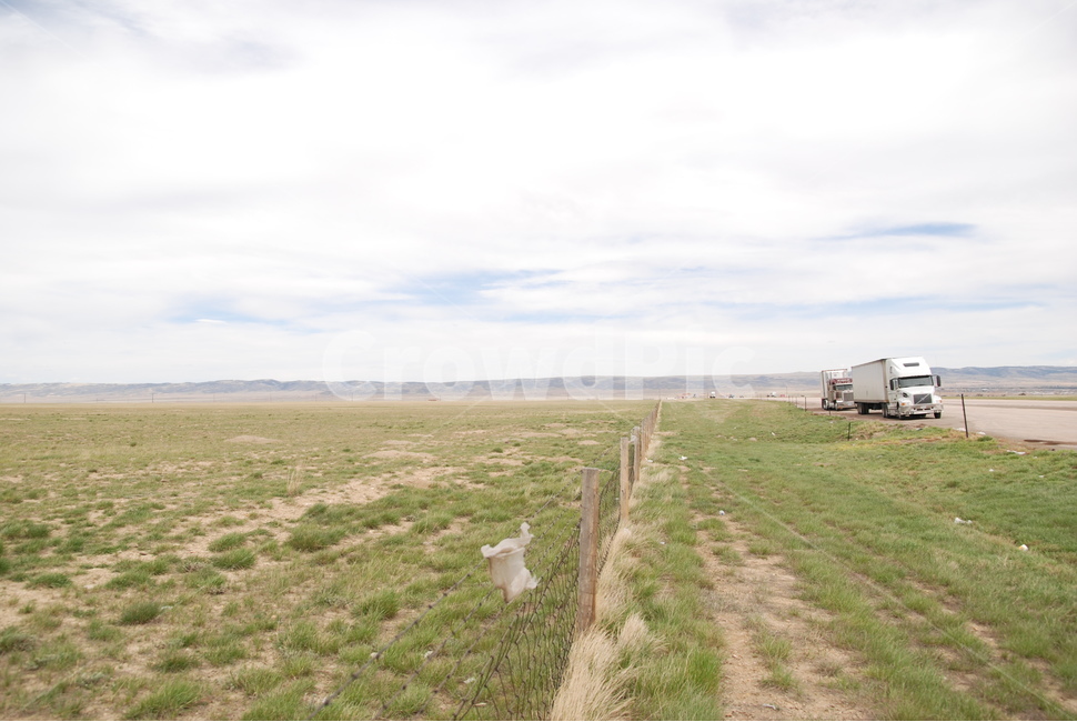 트럭,초원,들판,들,하늘,산,지평선,울타리,도로,truck,prairie,grass,land,field,sky,mountain,horizon,fence,fencing,road,highway,고속도로