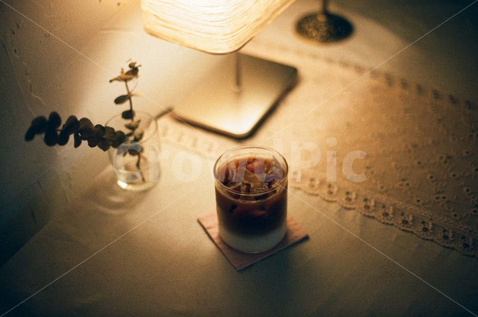 커피,카페,식탁,화병,빈티지,아름다운,조명,따뜻한,시원한,얼음,여름,감성사진,필름사진,고요한,아늑한,coffee,cafe,table,pot,vintage,beautiful,lighting,warm,cool,ice,summer,sensitive,film,커피,카페,coffee,cafe,감성,sensible,feeling,인테리어,실내디자인,interior design,연출,컨셉,콘셉,direction,concept
