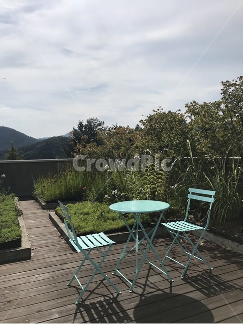 옥상,루프탑,하늘,나무,풀,산,구름,커피테이블,의자,green,table,chairs,plants,mountines,tree,sky,coluds,blue,rooftop