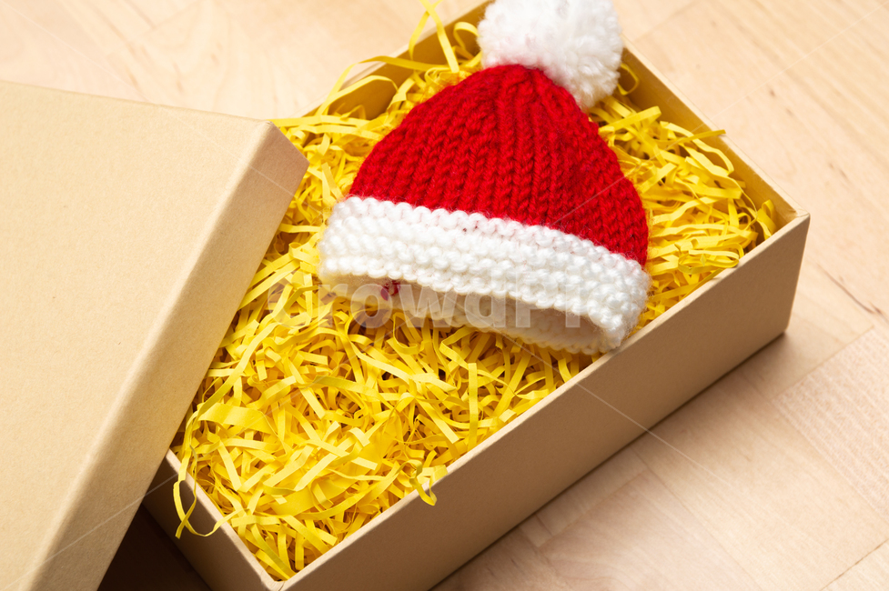 크리스마스,성탄절,선물,이벤트,기념일,정물,소품,기념,christmas,object,concept,gift,present,isolated,상자,선물상자,선물박스,모자,털모자,축제,행사,festival,carnival,event,메리크리스마스,성탄절,merry christmas,사물,물건,오브젝트,thing,object,matter