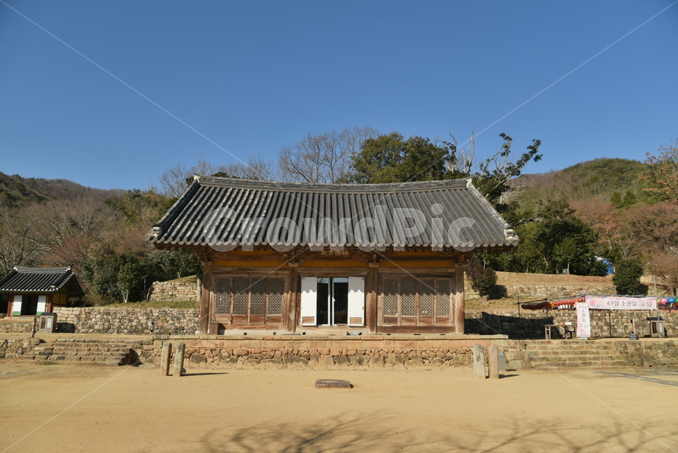 무위사,대웅전,사찰건축,맞배지붕,종교시설,목조건축,문화재,기념물,건물,기와,outdoors,건축물,건물외관,exterior,building,structure,architecture,construction