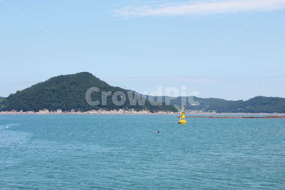 beach,blue,coast,coastline,day,far,island,mountain,nature,ocean,sea,sky,water,wave,하늘,구름,파랑,블루,먼산,산,섬,바다,물결,푸른바다,풍경,자연,파란색,양식,양식장,어업,어촌,바닷물,에메랄드빛,부표,낮,자연,풍경,nature,landscape,land,땅,outdoors,옥외,물,대양,shoreline,해안선,연안,vehicle,차량,transportation,교통,boat,보트