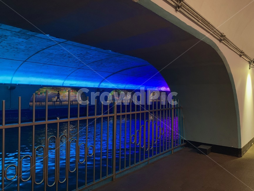 outdoors,옥외,야외,handrail,난간,물,water,조명,light,lighting,color,터널,tunnel