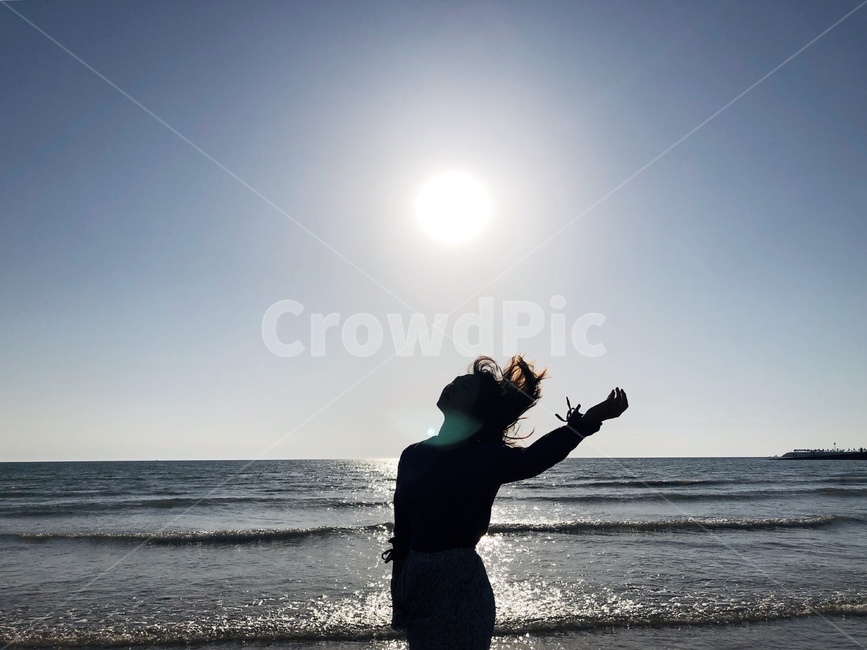 바다,노을,하늘,여자,역광,그림자,구름,sea,shadow,sunset,reverselight,인물,인물실루엣,사람실루엣,character silhouette,human silhouette,apparel,의복,clothing,의류,outdoors,옥외,nature,자연,ocean,대양,water,물,person,사람,human,인간