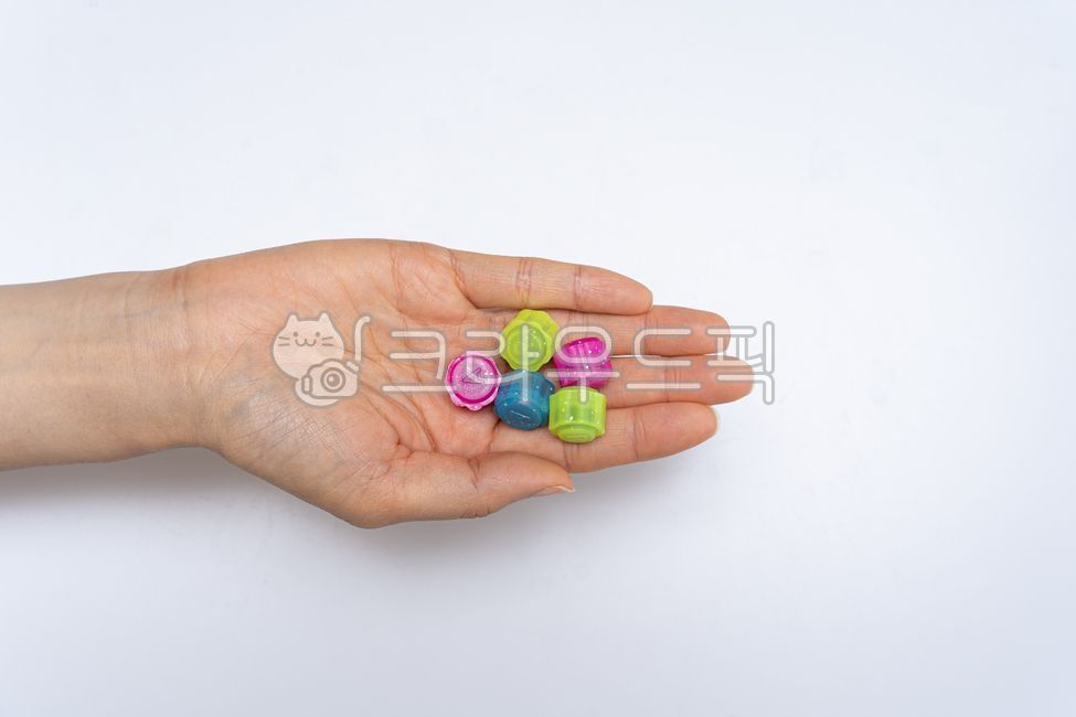 play,game,traditional play,education,memory,body part,air play,air,body,holiday,Concentric,ball stone,Childhood,tradition,human,toy,hand,Rides,folk games,culture,person,Eastern,back of hand,colorful