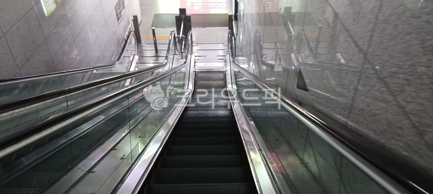 escalator,subway,stairs,automatic,moving stairs,Underground shopping mall