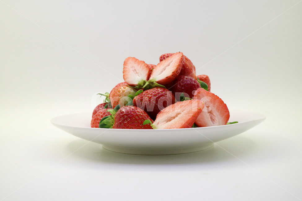 딸기,과일,빨강,음식,식품,식재료,음식재료,요리재료,열매,빨간딸기,신선한,접시,오브젝트,누끼,음식,식재료,요리,food,cook,meal,dishes,food reserves,과일,열매,fruit,누끼,remove background