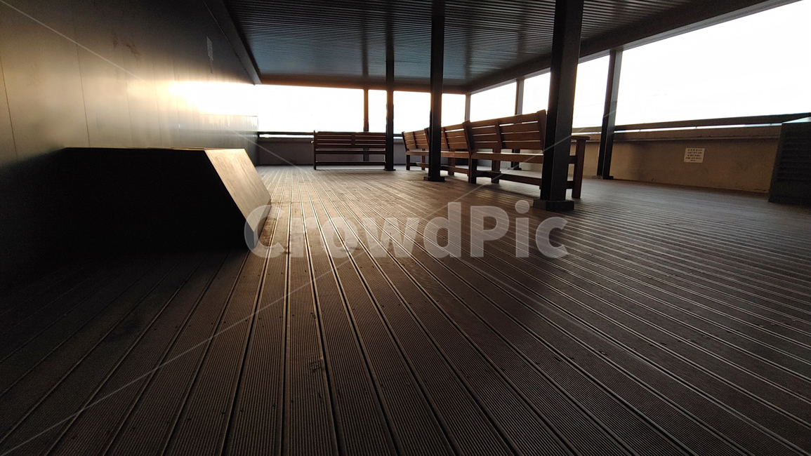전망대,공간,실내,바닥,복도,나무판,우드,명암,쉼터,창,flooring,floor,갈색,빛,테이블,휴게실,건물,배경,바탕,백그라운드,background,light,대비,lightandshade