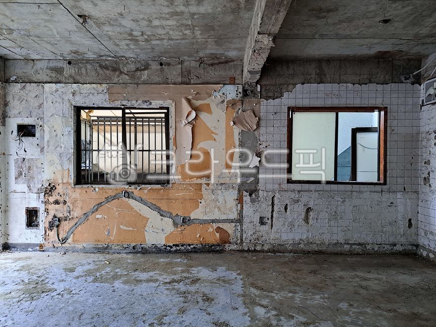 건축물,건축,빌딩,건축학,상가,주택,구옥,개조,개조공사,실내,실내공사,내부,내부공사,공사,철근,콘크리트,철골,골조,시멘트,바닥,시멘트바닥,주택공사,빌딩공사,상가공사,리모델링,인테리어