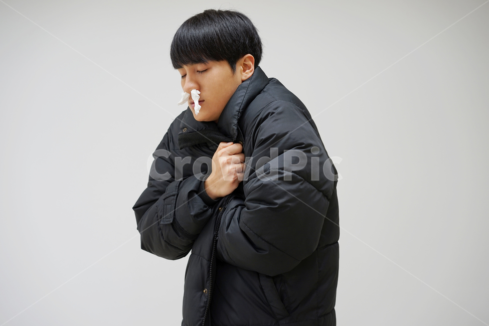 남성,남자,패딩,추위,강추위,한파,겨울,콧물,휴지,코감기,감기,몸살,겨울,계절,winter,season,사람,인물,인간,human,person,남성,남자,man,male,건강,헬스웨어,헬스케어,healthware,health care