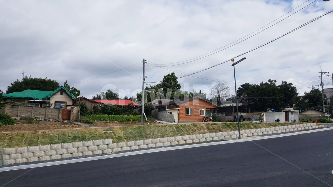 도로,포장,아스팔트,집,초록지붕,하늘,옹벽,마을,전신주,전기줄,road,asphalt,home,greenfoof,village,sky,street