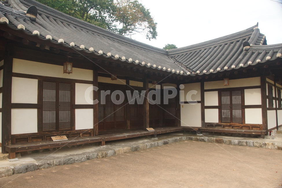 roof,지붕,안마당,patio,home,house,집,기와집,선교장,sungyojang,강릉,gangneung,tileroofedhouse,houseroofedwithtiles,한국전통,한국문화,korean traditional,korean culture,건축물,건물외관,exterior,building,structure,architecture,construction