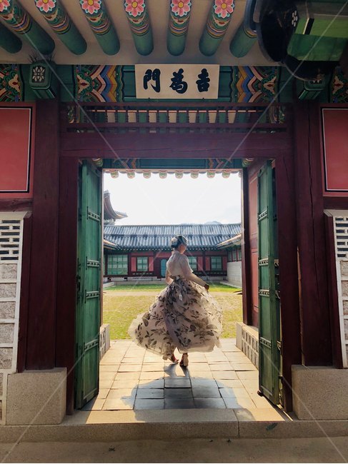 경복궁,한복,전통,나비,한옥,한국전통,한국문화,korean traditional,korean culture,사람,인물,인간,human,person,여성,여자,woman,female,lady,건축물,건물외관,exterior,building,structure,architecture,construction