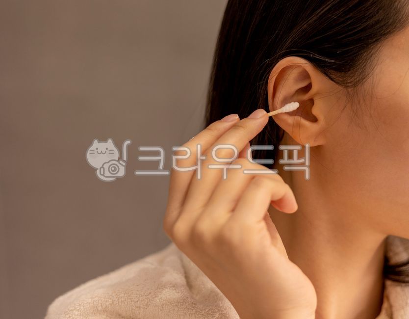 귀,면봉,여자,샤워,이비인후과,귀청소,손,수건,화장실,머리카락,cottonswab,ear,woman,병원,의료,보건,소독,건강,청결