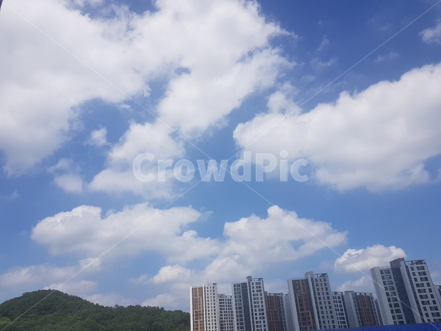 구름하늘,파란하늘,구름,하늘,cloud,도시,풍경,city,landscape,한국도시풍경,한국도시경관,korea cityscape,nature,자연,weather,날씨,outdoors,옥외,sky,cumulus,적운,office building,사무실 건물,building,건물