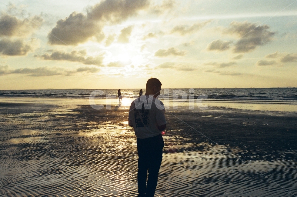 일몰,태양,바다풍경,남자,남자뒷모습,태국바다,해변,바다,beach,sea,사람,인물,인간,human,person,인물실루엣,사람실루엣,character silhouette,human silhouette,여행,휴가,traveling,vacation,trip,감성,sensible,feeling,고독함,외로움,쓸쓸함,우울함,슬픔,lonely,solitary,standing,서 있는,outdoors,옥외,water,물,nature,자연