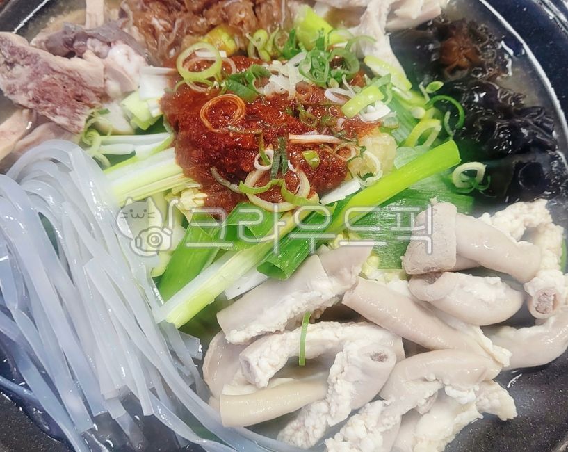 곱창전골,소곱창전골,전골,소내장전골,내장전골,내장,소내장,곱창,소곱창,부속물,소부속물,소부속,부속,다대기,양념장,목이버섯,버섯,대파,파,납작당면,당면사리,당면,면사리,사리면,면,면류,야채,채소,음식,식재료,요리,food,dish,cook